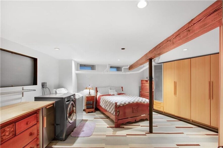 Building Photo - 847 Weeden St