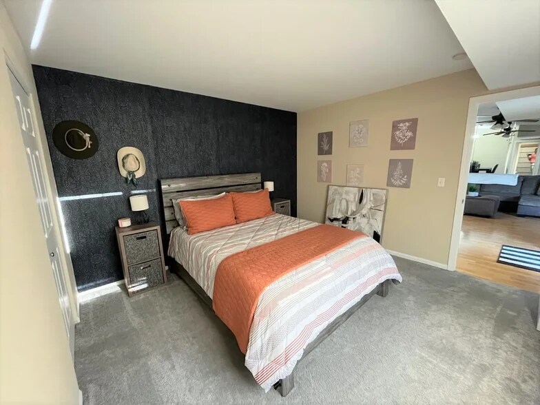 Building Photo - 728 N Gary Ave