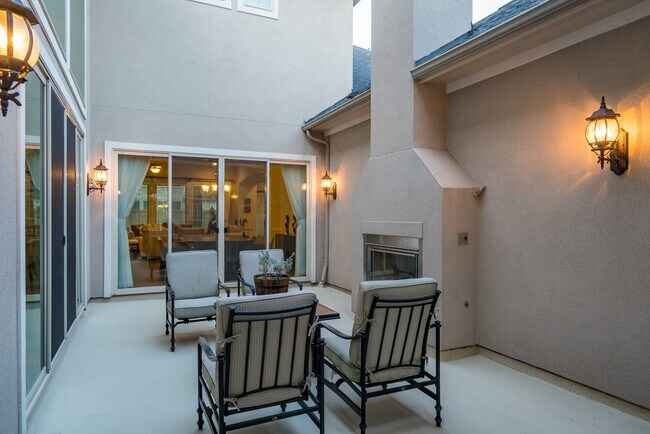 Building Photo - 10410 Southern Hawker