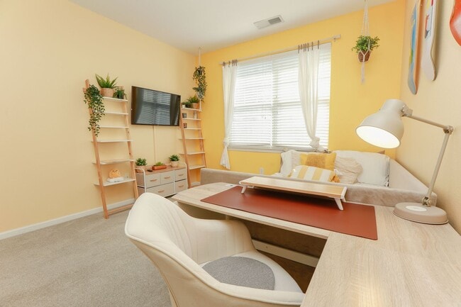 Building Photo - Riverside  Condo-RARE-Ready Jan 26