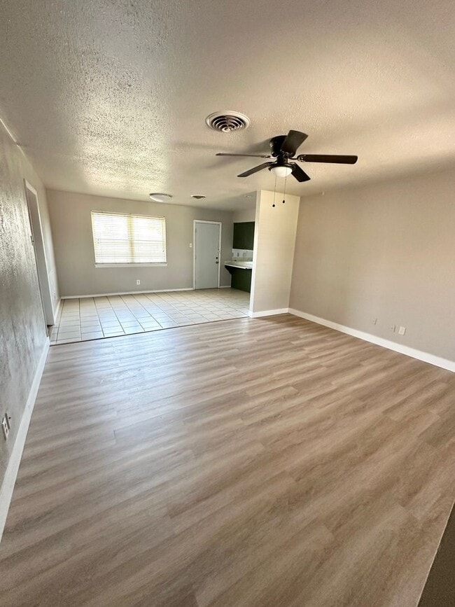 Building Photo - 3 Bed 2 Bath Ready to Rent ASAP!