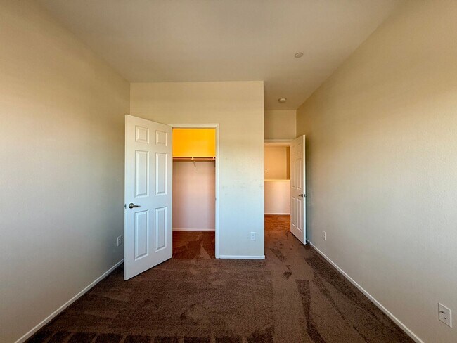 Building Photo - 3 BED 2.5 BATH 2 CAR GARAGE HOME w/ LOFT &...
