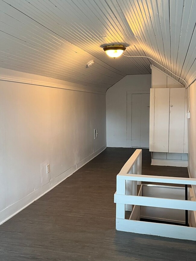 Building Photo - 2 bedroom House with Bonus Room and Fenced Yard