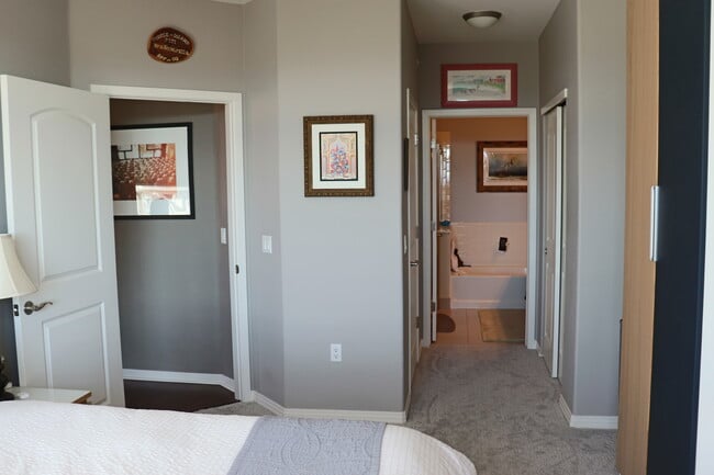 Building Photo - 10184 Park Meadows Dr