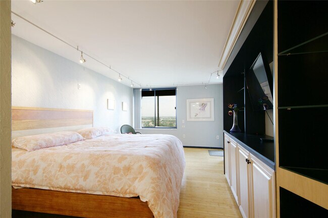 Building Photo - 2480 Presidential Way