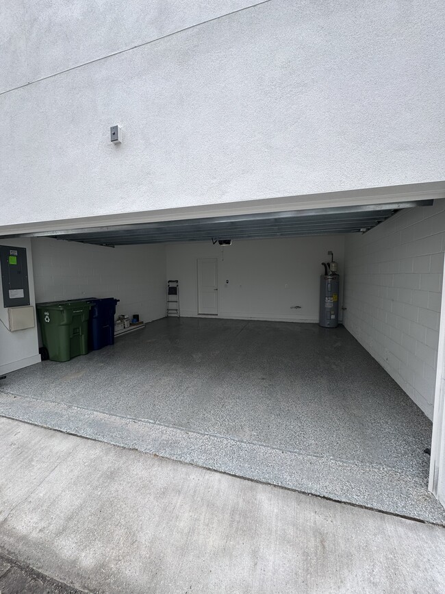 Garage - 2506 W Cleveland St