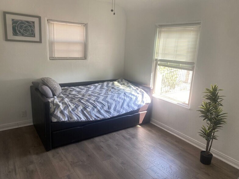 Building Photo - 3519 E 8th St