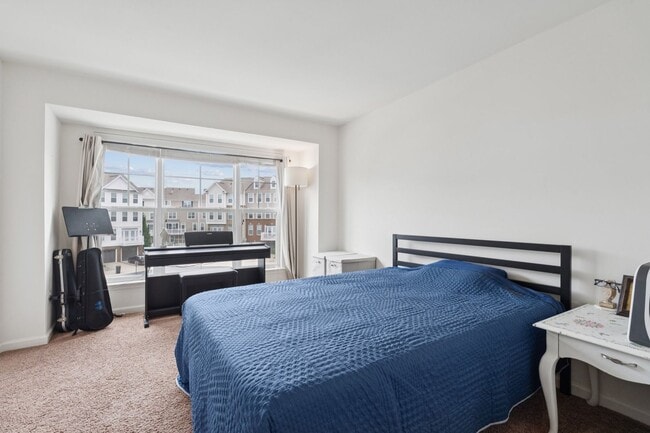 Building Photo - 42227 Canary Grass Sq