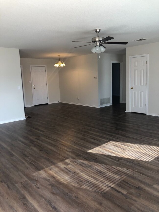 Building Photo - Full Brick 3 bed 2 bath 2 car Garage with fenced back yard! All new paint, Flooring, appliances!!