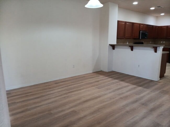 Building Photo - Beautiful 3 bedroom 3 bathroom home! Showi...