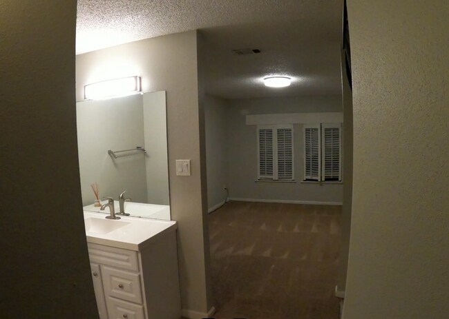 Building Photo - 11917 Bob White Dr