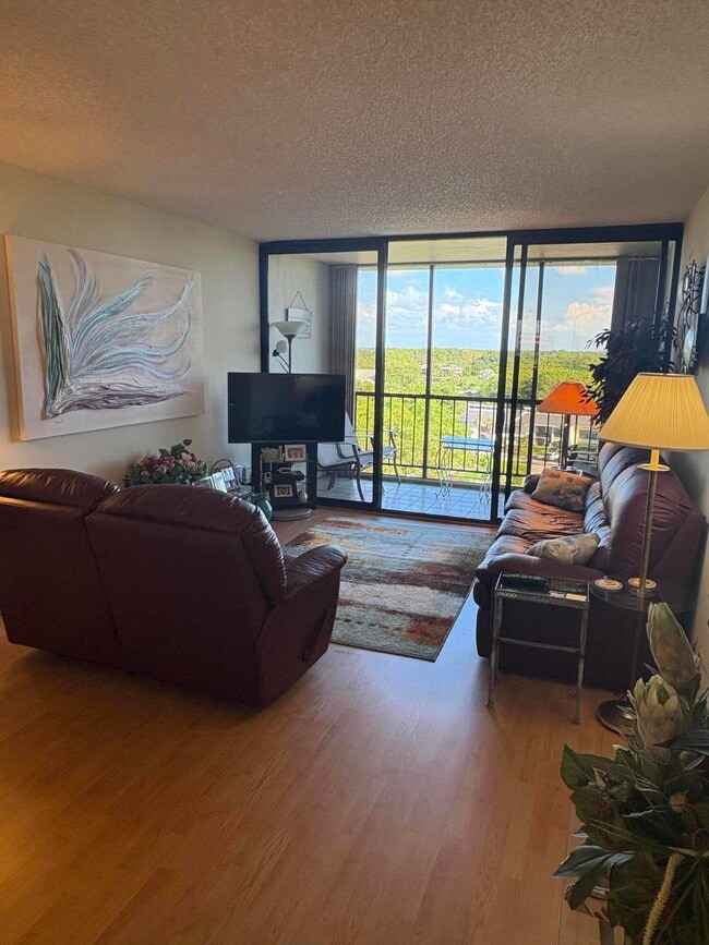 Building Photo - 6895 Willow Wood Dr