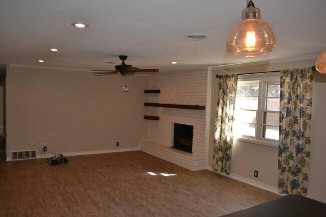 Building Photo - Updated Melonie Park Home!