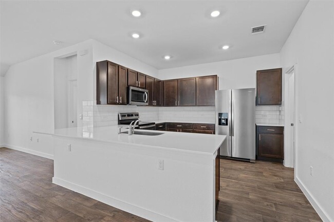 Building Photo - 211 James River Dr