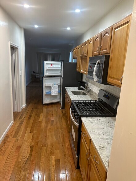 kitchen with brand new appliances - 2806 Snyder Ave