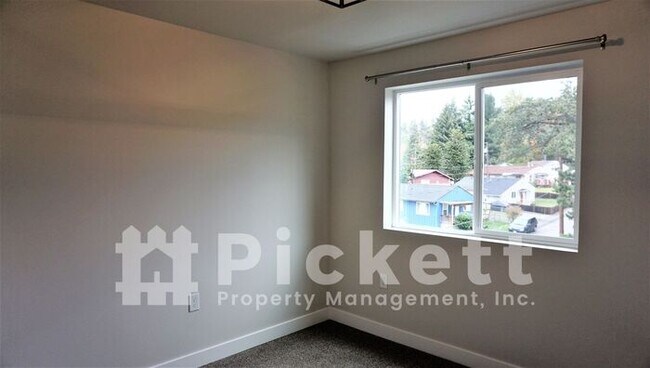 Building Photo - 3 Bedroom East Bremerton Home Near Lions Park