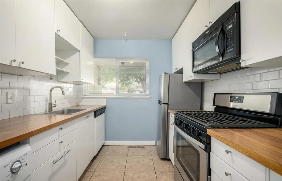 Kitchen - 8023 Wolff St