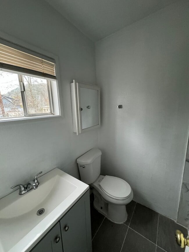 Building Photo - 115 SE Mosher Ave