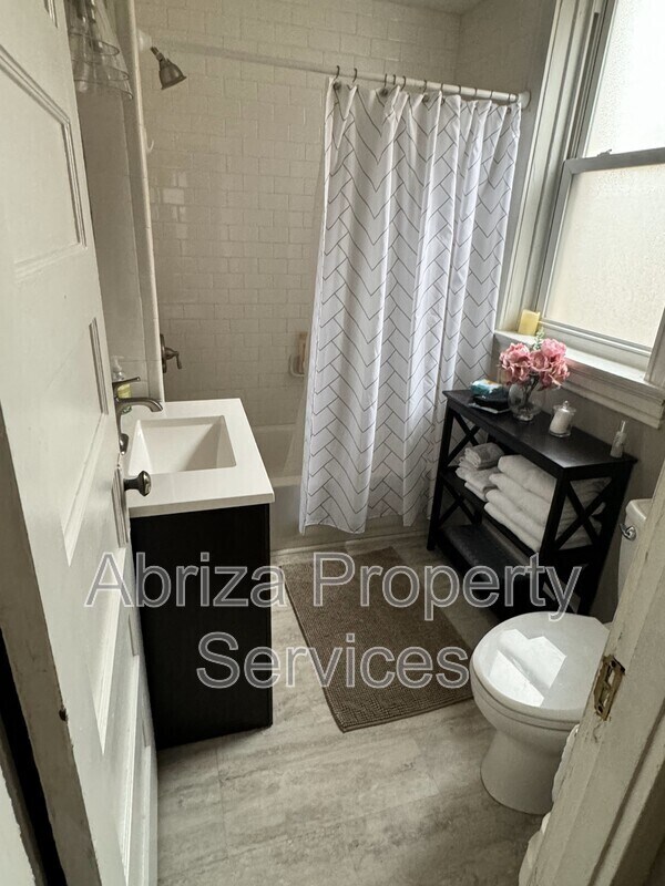 Building Photo - 1651 S Spring Ave