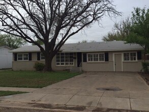 Building Photo - Huge Updated 4 Bedroom/2 Bath/2 Living Room House close to TTU - Available AUGUST