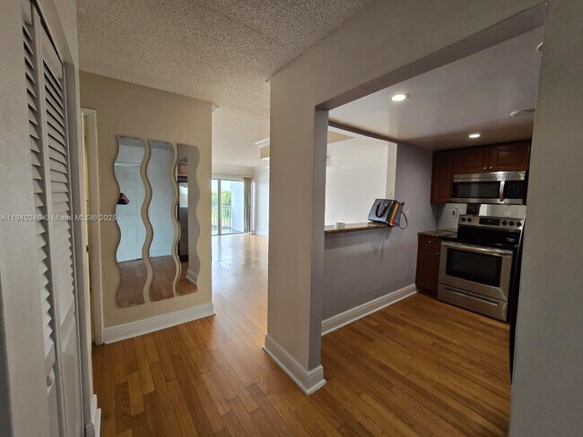 Building Photo - 9351 Fontainebleau Blvd