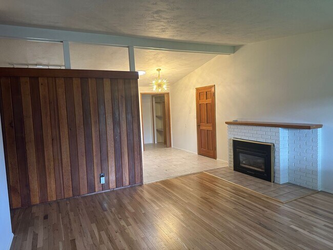 Building Photo - 3 bed, 1 bath house in a great neighborhood!