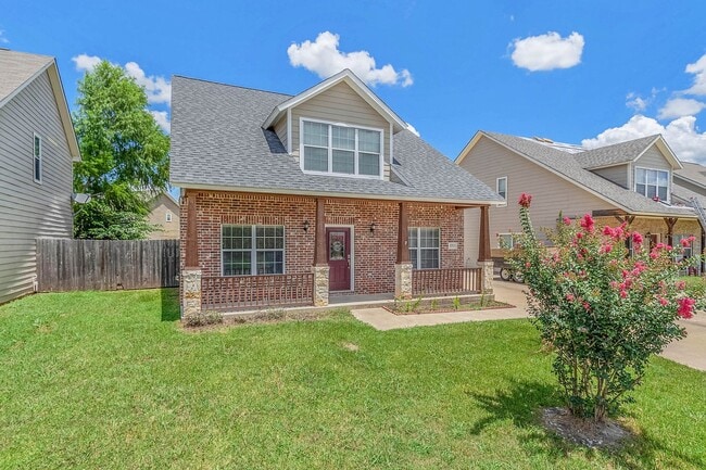 Building Photo - Available August 2026! 4 Bed, 3 Bath in Ho...