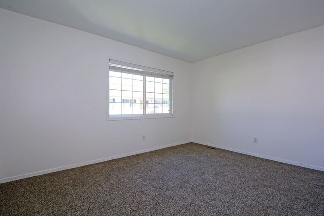Building Photo - Beautiful 3-Bed 3-Bath Townhouse in Shakopee - Available Now!