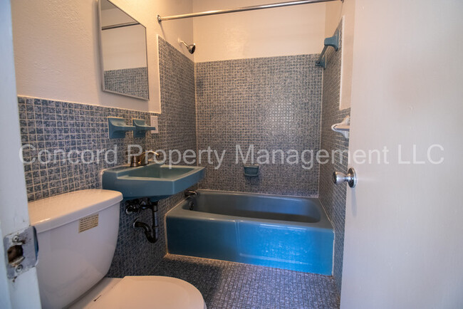Building Photo - FURNISHED EFFICIENCY in Sailboat Bend with...