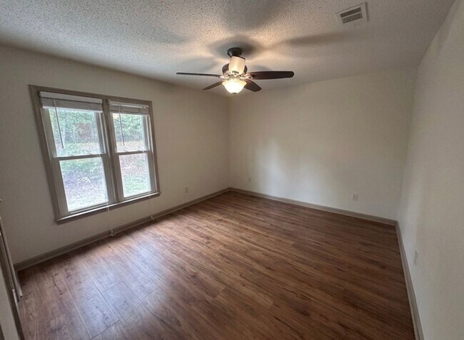 Building Photo - 2 Bedroom, 1.5 Bathroom Townhome in Durham