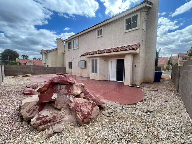 Building Photo - FANTASTIC SINGLE-FAMILY HOUSE WITH 4 BEDROOMS