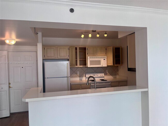 Building Photo - 2665 SW 37th Ave