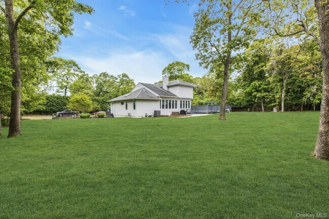 Building Photo - 35 Bay Ave W