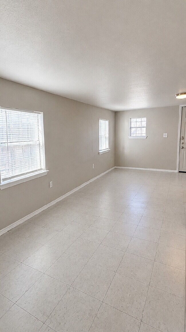 Building Photo - Private Detached 1-Bedroom Apartment with Backyard