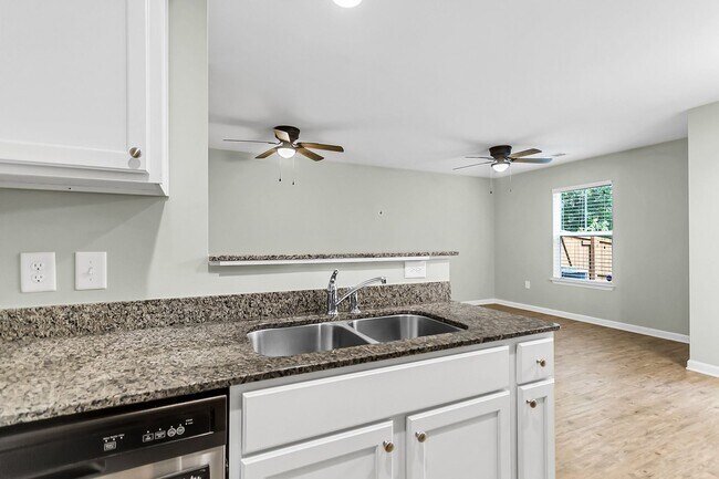 Building Photo - Beautiful Goose Creek Townhome!