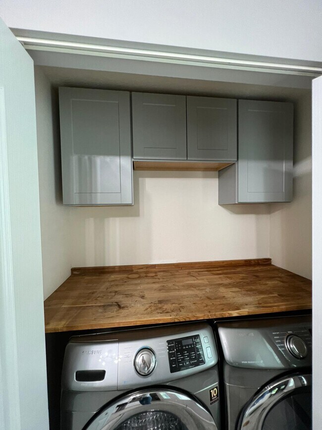 Building Photo - 589 Servia Dr