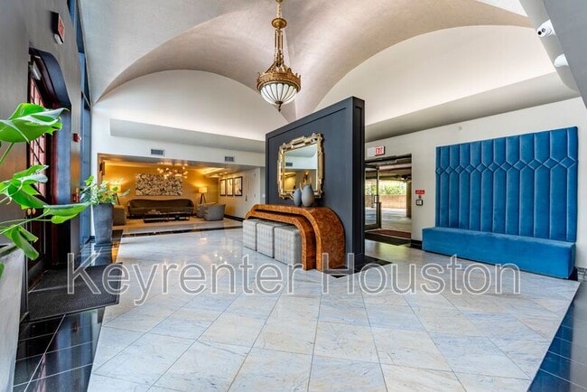 Building Photo - 1005 S Shepherd Dr