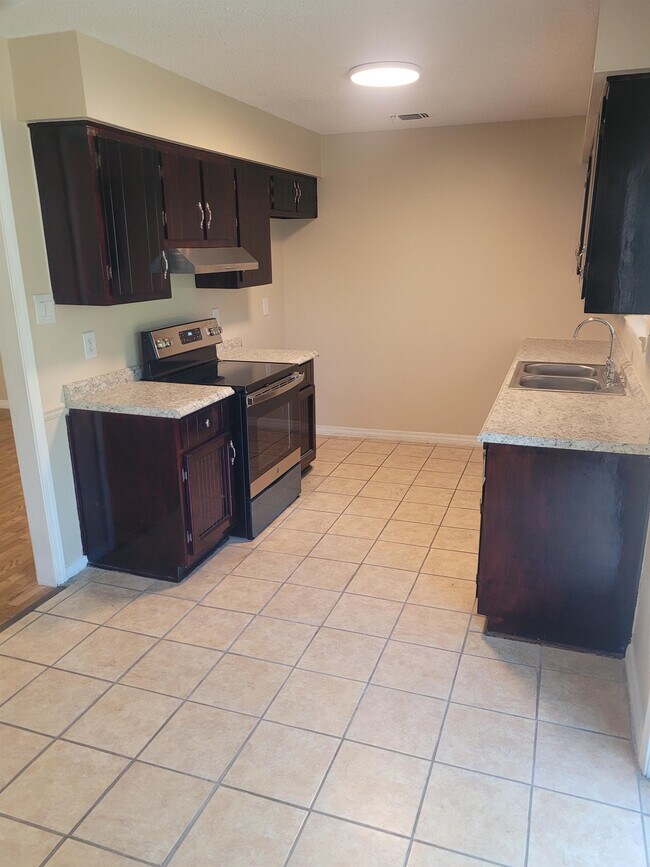 Building Photo - 4808 Fordham Dr