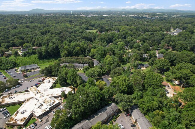 Building Photo - Furnished 1BR Studio w/ Fireplace & Deck – Prime Location!