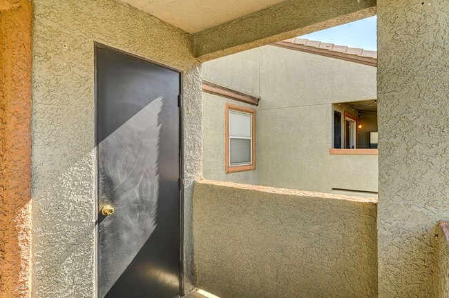 Building Photo - Spacious 2-Bed Condo with Balcony in Gated Community!