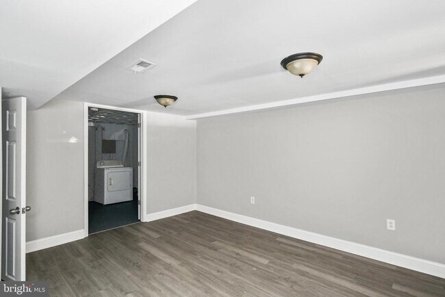 Building Photo - 165 Hampshire Rd