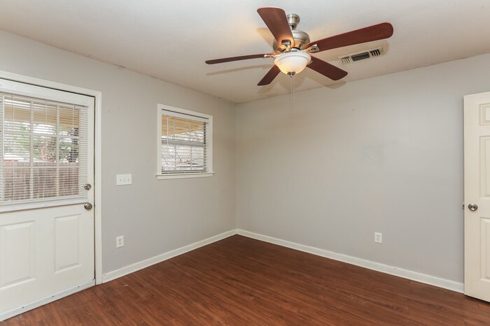 Building Photo - 1012 Red Oak Dr