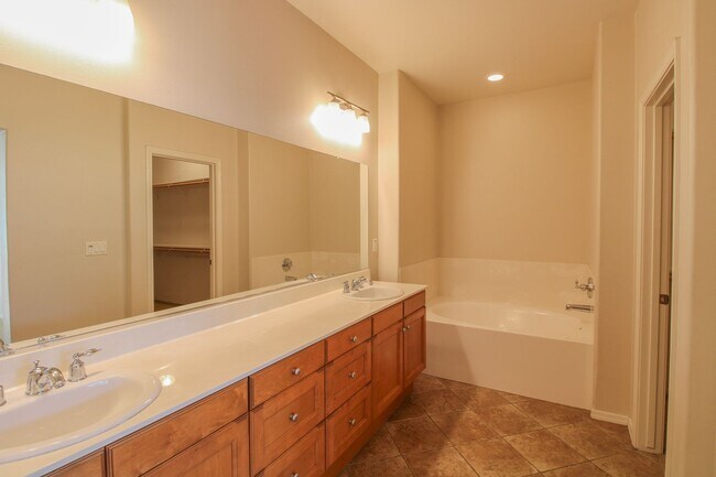 Building Photo - 4 bedroom 2.5 bathroom condo in Broad Street Village Complex