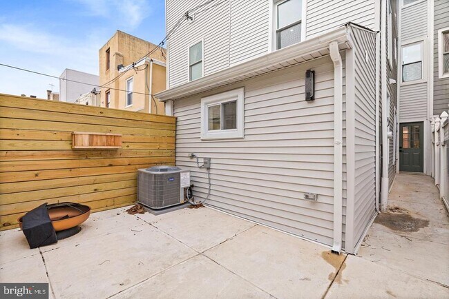 Building Photo - 2308 Christian St