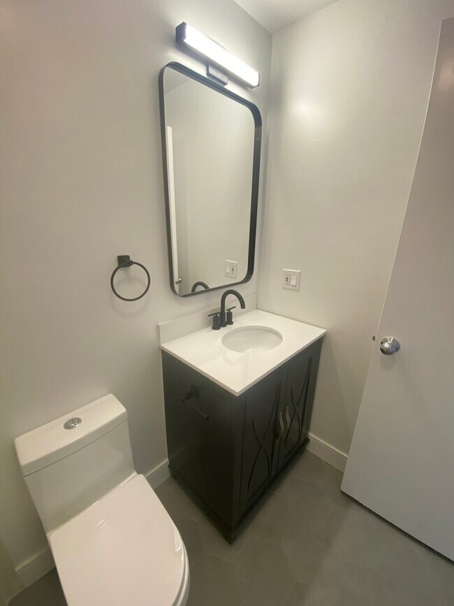 Building Photo - 680 N Green St