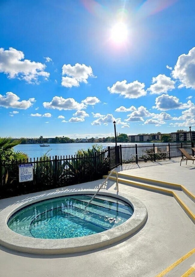 Building Photo - 20130 NE 3rd Ct