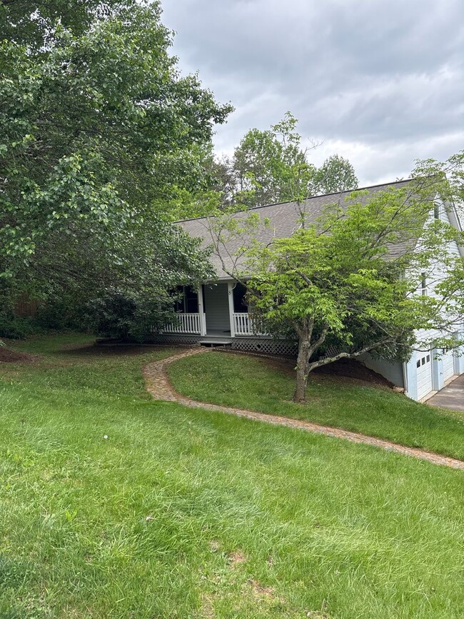 Building Photo - Charming North Asheville Cape Cod