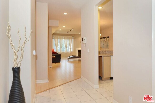 Building Photo - 117 N Gale Dr