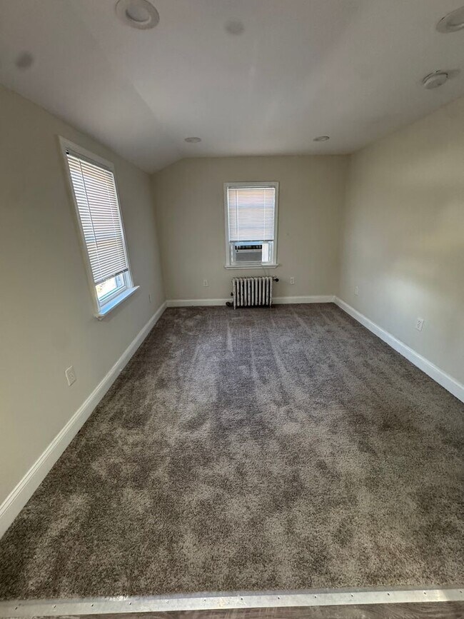 Building Photo - Now Accepting 525 Credit | Half First Month + Last Month Rent