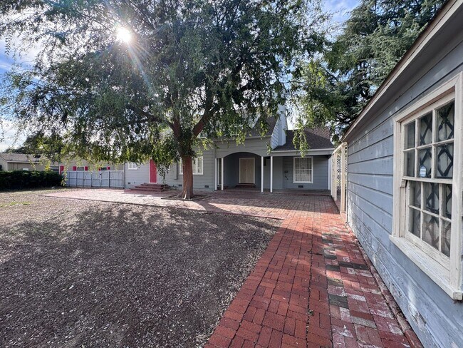 Building Photo - Beautiful 2 story 3 bedroom 2 bathroom home